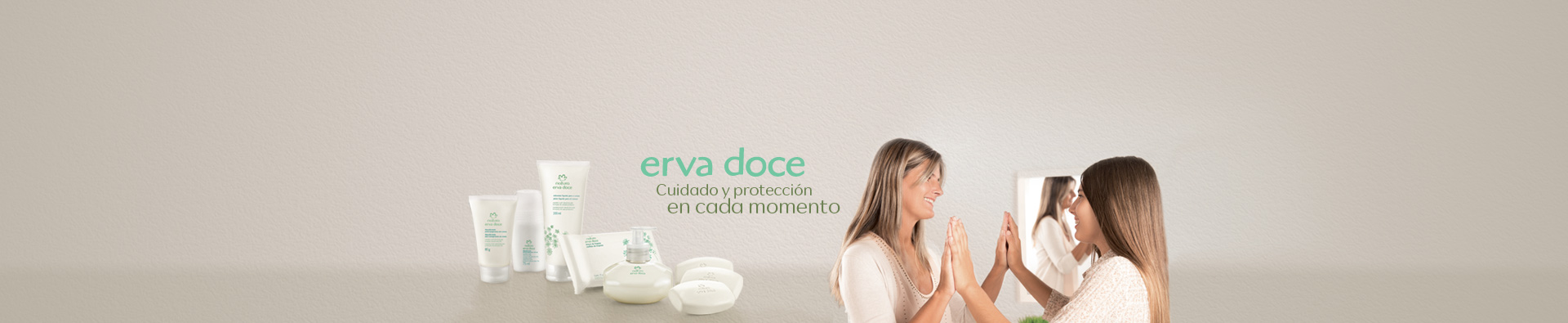 Nuevos Productos Erva Doce sobre una mesada, detrás una mujer con un niña ambas sonriendo