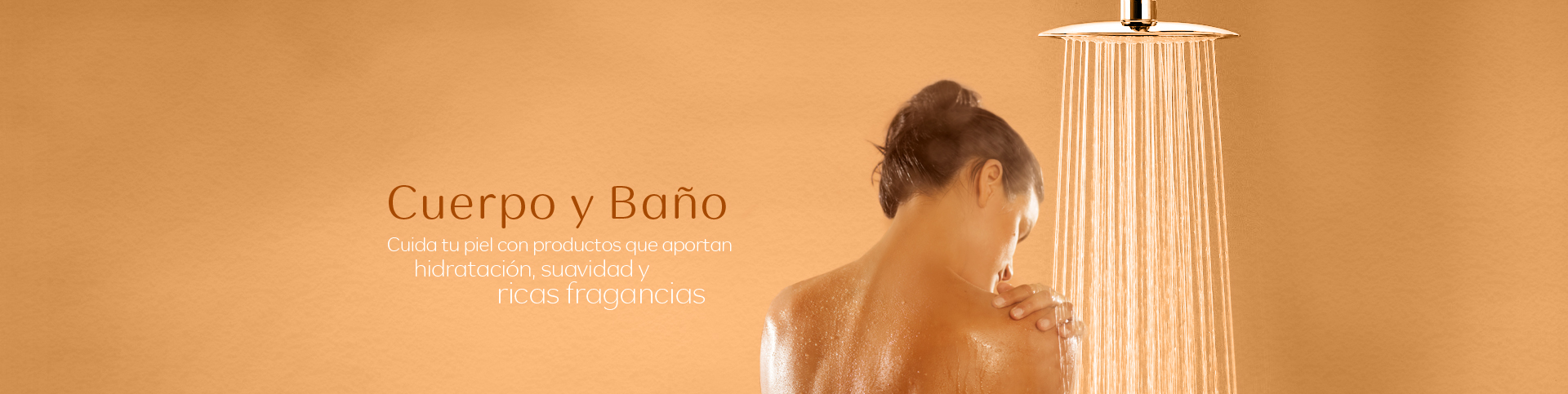 Mujer debajo de una ducha tomando un baño