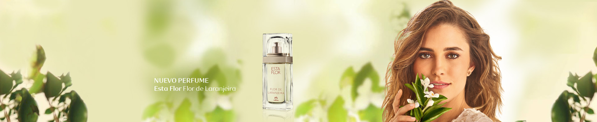 Pefume Esta Flor junto a mujer sonriendo