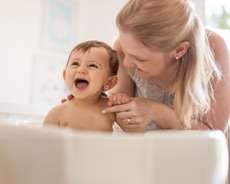 madre e hijo sonriendo