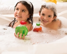 niñas sonriendo en la bañera con productos nature